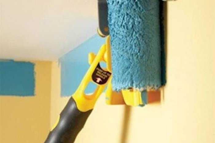 Le rouleau de peinture qui peut intégrer un accessoire pour éviter de peindre le plafond