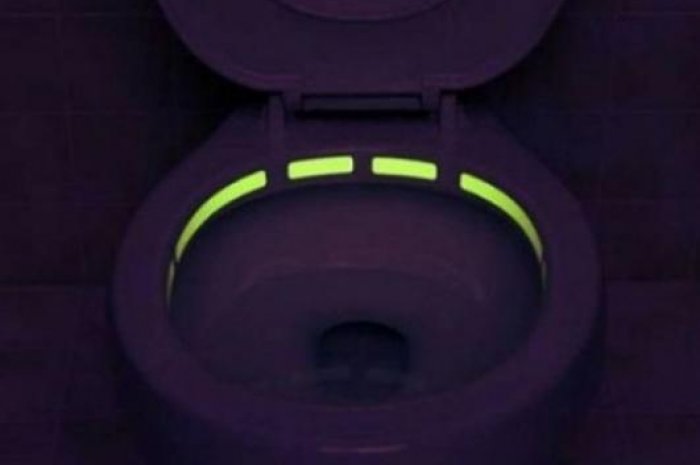 La bande lumineuse LED dans les toilettes