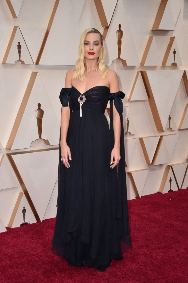 La sublime Margot Robbie prend la pose aux Oscars 2020