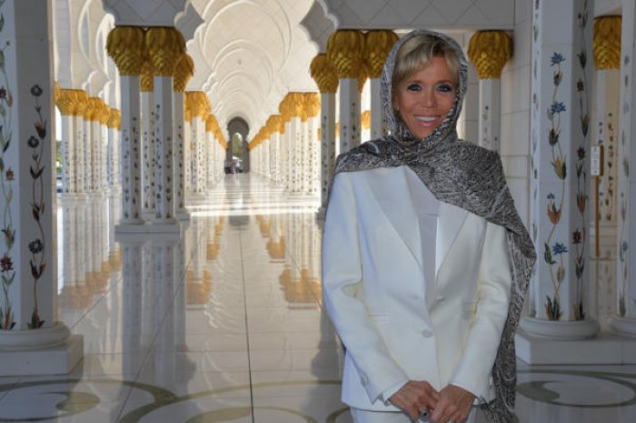 Brigitte Macron sobrement vêtue aux Emirats arabes unis