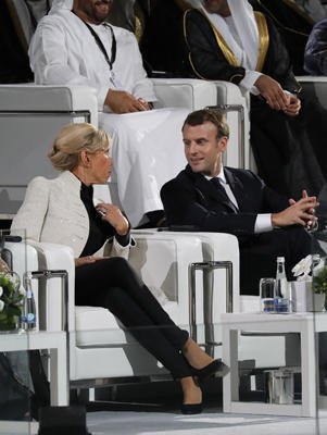 Brigitte Macron aux côtés de son mari