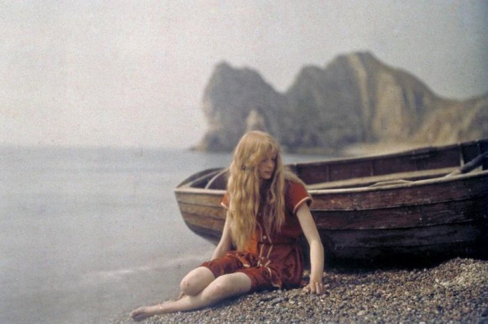 La jeune femme pose à côté d'une barque