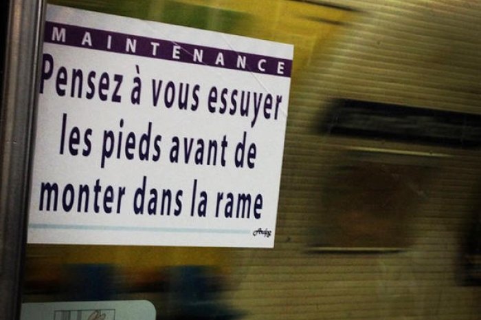 Des affiches pleines d'humour dans le métro parisien