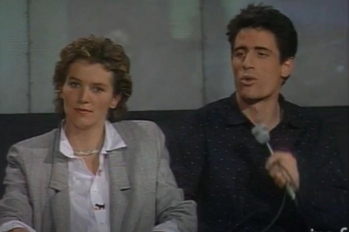 Elise Lucet est interviewée sur le plateau de l'émission "La marche du siècle" en 1987