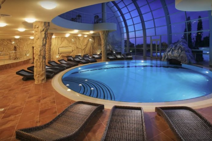 Une piscine intérieure
