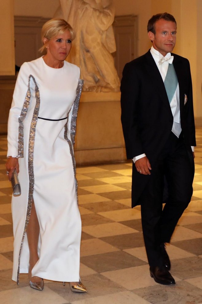 L'arrivée de Brigitte et Emmanuel Macron, en robe blanche signée Louis Vuitton et costume queue-de-pie