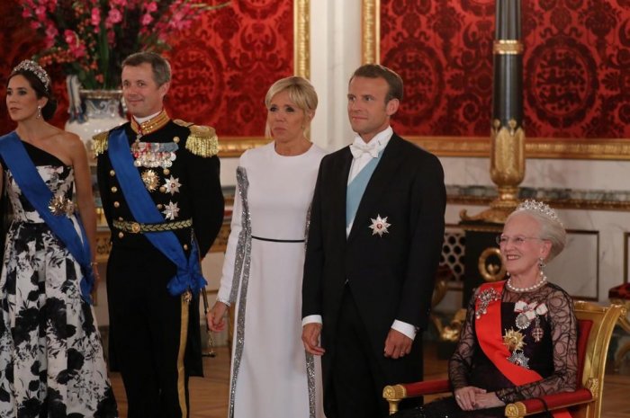 Le couple présidentiel se tient près de la reine du Danemark, Margrethe II