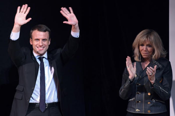 Brigitte et Emmanuel Macron avancent ensemble en direction de l'Elysée