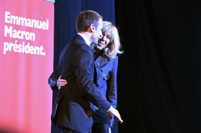 Emmanuel Macron embrasse son épouse sur scène
