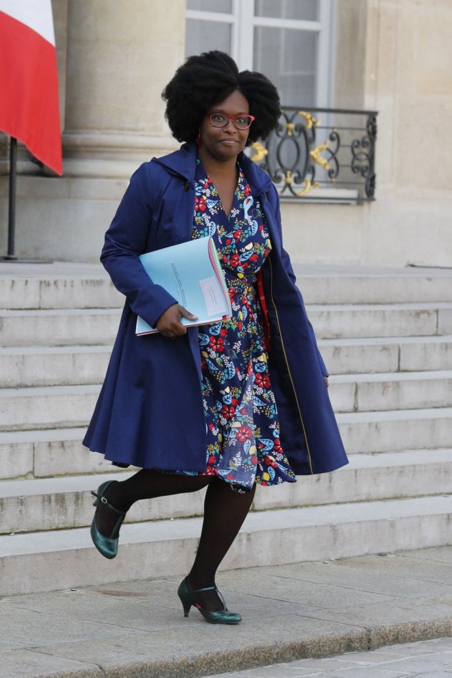 La porte-parole du gouvernement Sibeth Ndiaye dans une robe fleurie le 1er avril 2019