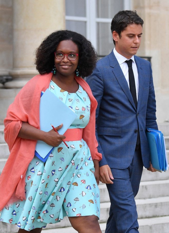 Sibeth Ndiaye dans une robe bleu pastel avec des motifs "parapluies" le 19 juin 2019