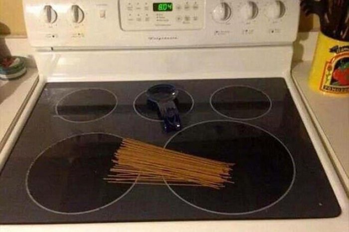 Sa femme lui a demandé de préparer les pâtes à la poêle... Son mari n'a pas saisi qu'il devait vraiment cuisiner !