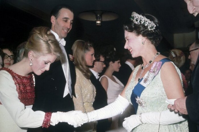 Catherine Deneuve et la Reine Elisabeth II en 1966