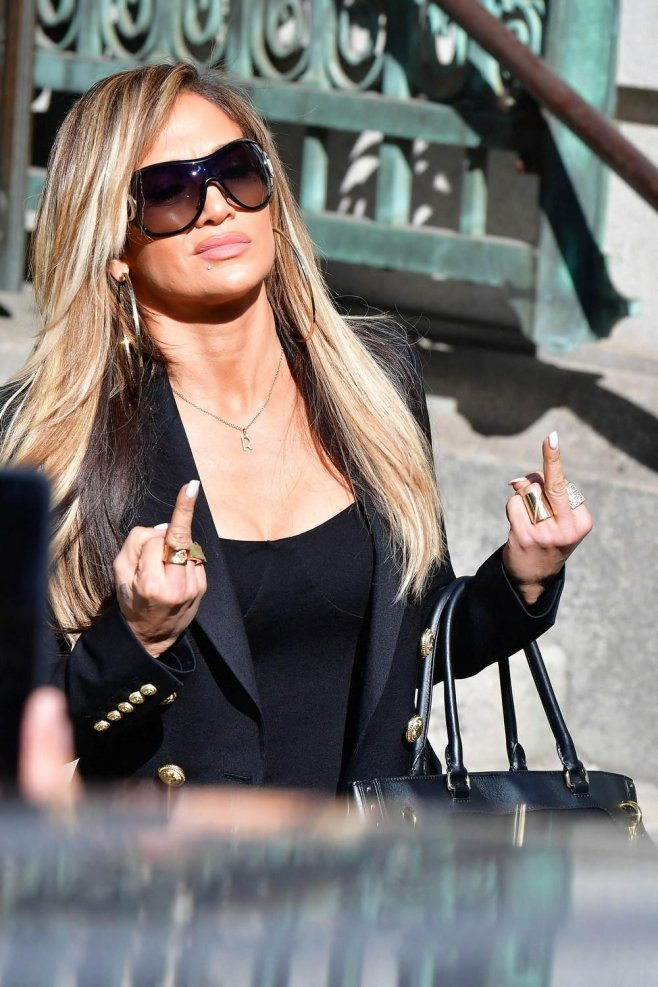 La chanteuse Jennifer Lopez et son doigt d'honneur de gangster