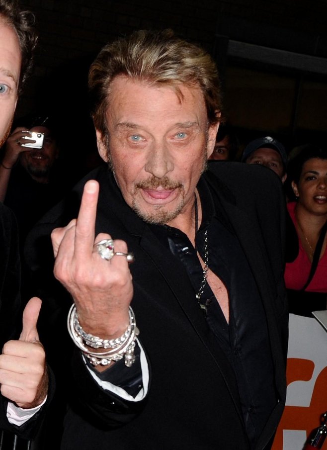Johnny Hallyday et son doigt d'honneur de rockeur
