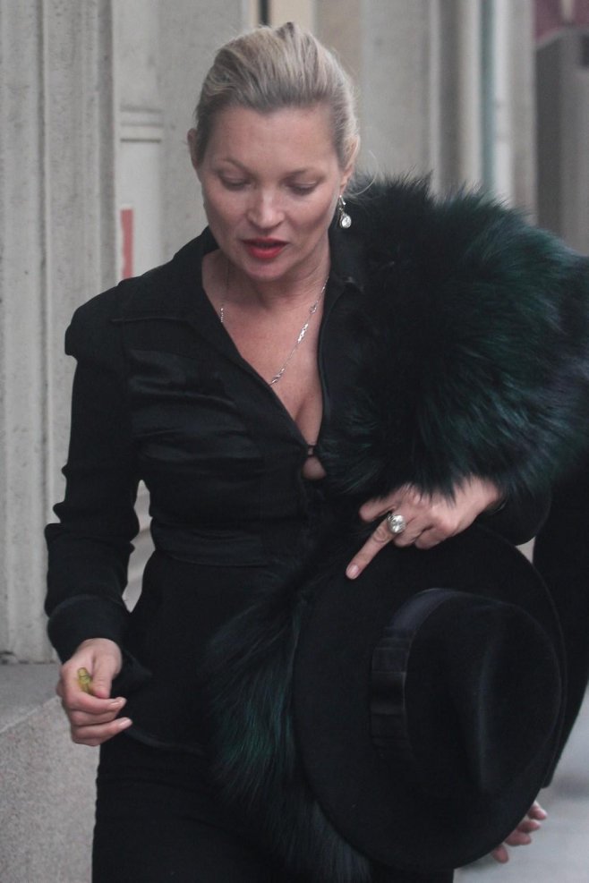 Le mannequin Kate Moss et son doigt d'honneur subtil