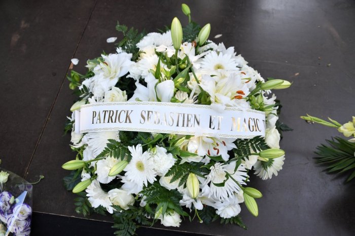 La couronne de fleurs envoyée par Patrick Sébastien