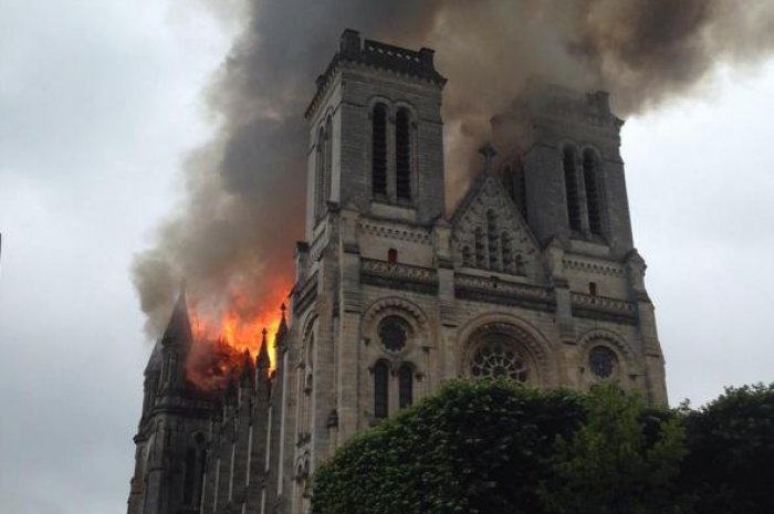 Un violent incendie ravage la toiture de la basilique