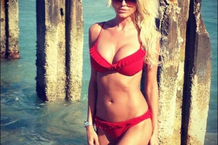 Photos : Victoria Silvstedt s'expose en maillots sur Twitter