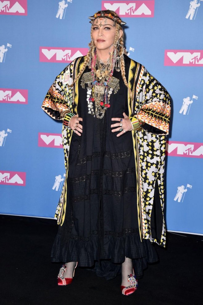 Entre le look "Hippie" et le look "royalties", Madonna fait fort
