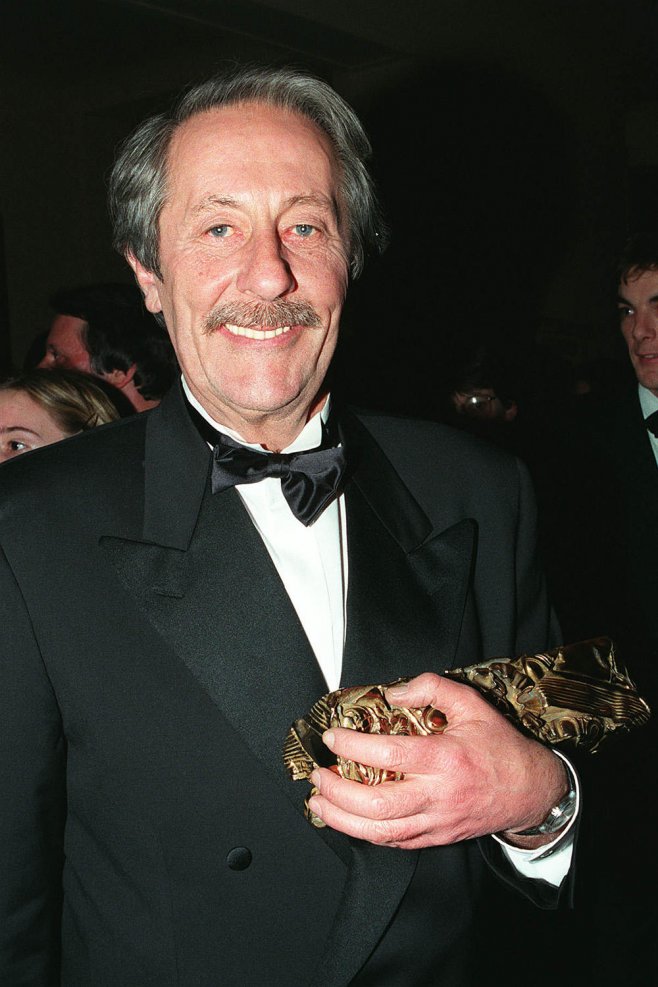 L'acteur Français et son César d’honneur, en 1999, lors de la 24ème Nuit des César