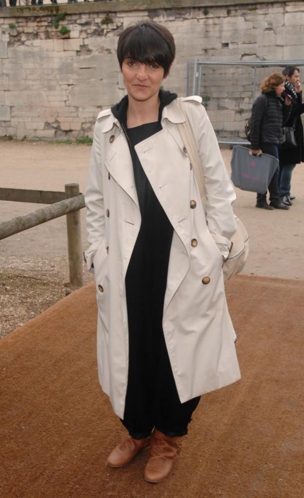 Florence Foresti, cheveux courts et trench en 2008