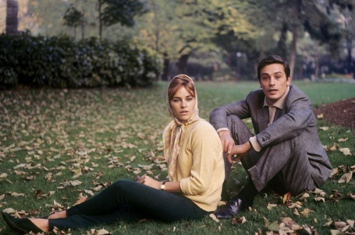 Le couple Alain et Nathalie Delon photographié sur la pelouse