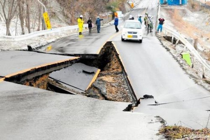 Une route défoncée par le tremblement de terre du nord-est du Japon