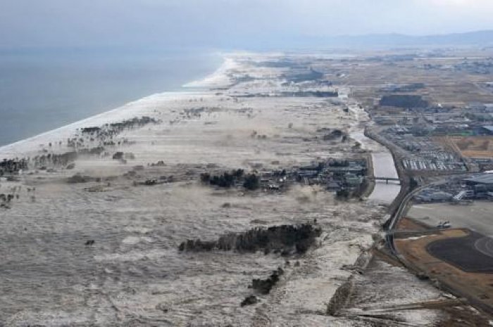 Les vagues du tsunami sur la côte de Iwanuma