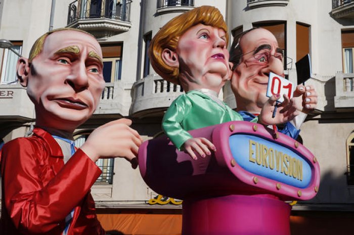 Vladimir Poutine, Angela Merkel et François Hollande (carnaval 2015)