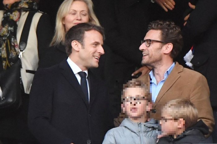 &nbsp;Emmanuel Macron, complice avec son frère et ses neveux au Stade de France&nbsp;