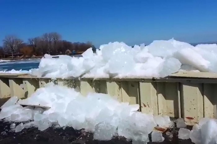 L'impressionnant "tsunami de glace" du lac St. Clair dans le Michigan