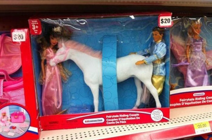 Ken et Barbie s'amusent avec leur cheval
