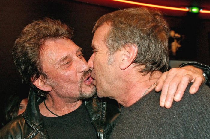 Le baiser de Johnny Hallyday et Yves Rénier