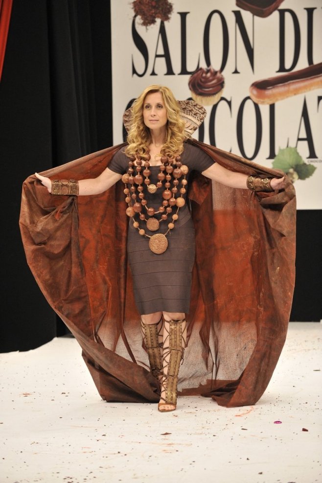 Lara Fabian défilant au salon du Chocolat en 2009