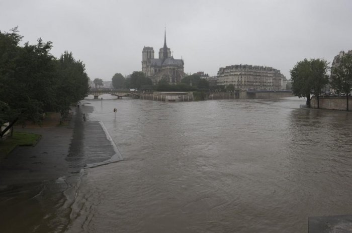 La Seine déborde derrière la cathédrale Notre-Dame