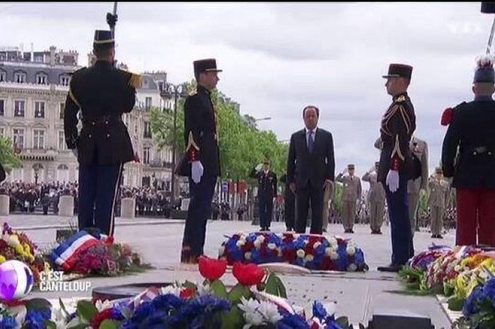 François Hollande a déposé une première gerbe près de la statue de Charles de Gaulle