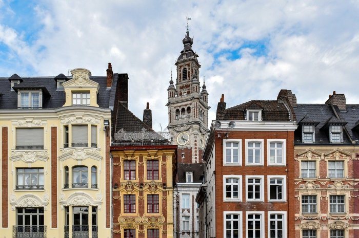 La capitale des Flandres est une destination envisagée par de nombreux Français pour les vacances d'été.