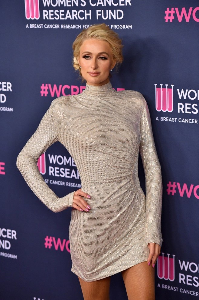 La starlette Paris Hilton au gala pour la recherche contre les cancers des femmes