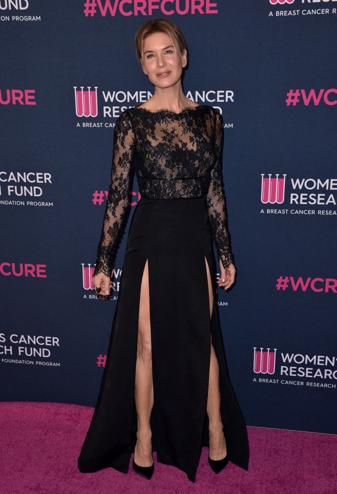 L'actrice Renée Zellweger très sexy dans sa robe fendue