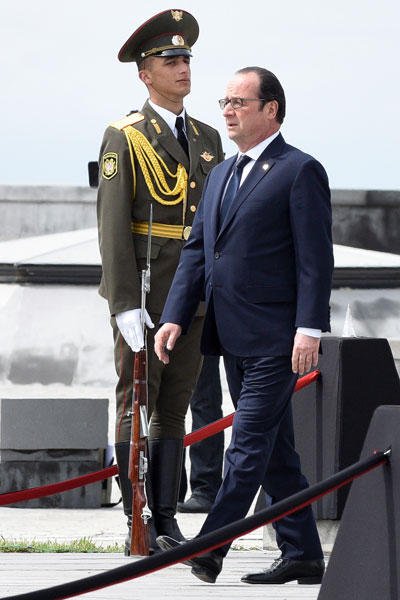 François Hollande se rend à la cérémonie de commémoration du génocide des Arméniens au mémorial des victimes, en Arménie