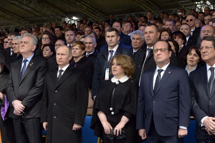 François Hollande à la cérémonie de commémoration, entouré du président chypriote Nicos Anastasiades, de Vladimir Poutine, et du président serbe Tomislav Nikolic