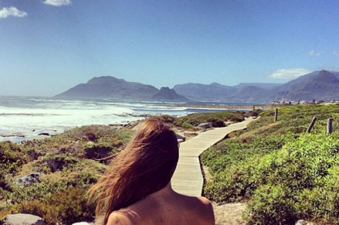 Magdanela topless à Cape Town