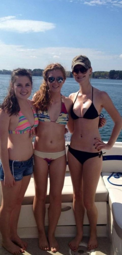 La fille au milieu porte un bikini très perturbant