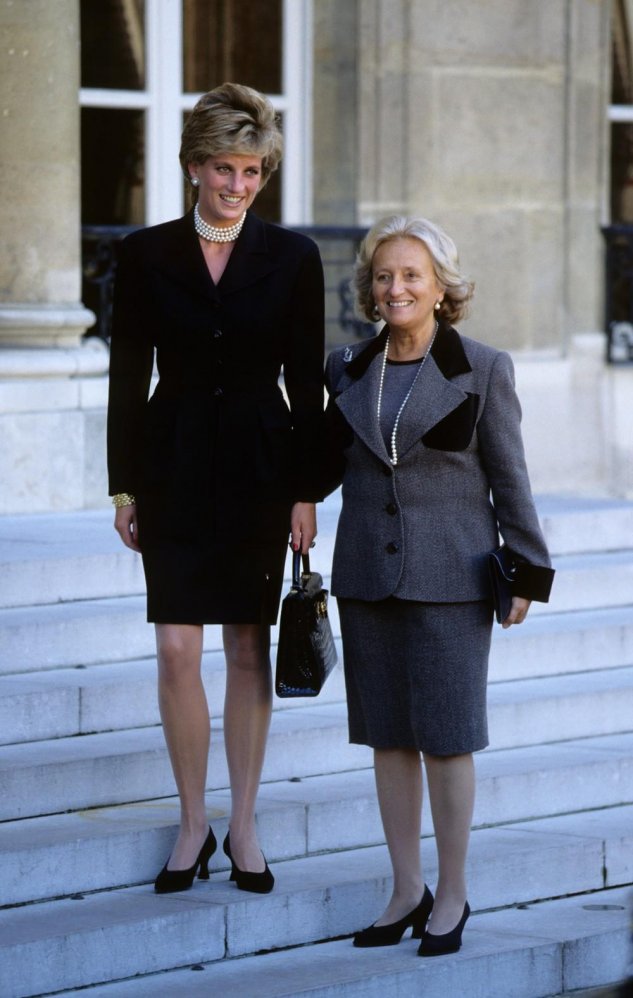 Bernadette Chirac et la princesse Lady Di devant le Palais de l'Elysée en 1995