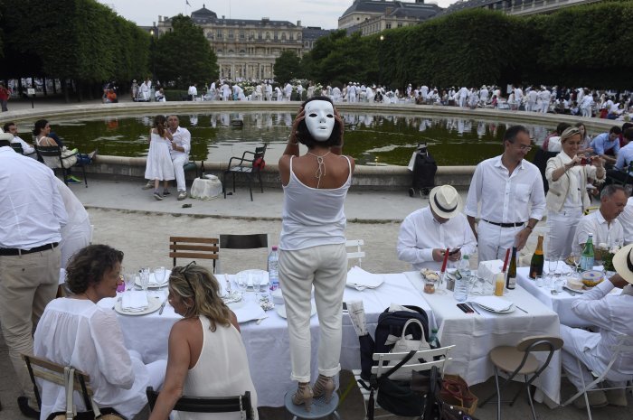 Un autre "dîner en blanc" avait lieu au même moment dans les Jardins des Tuileries