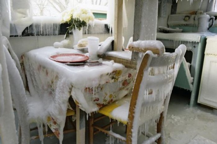 Une maison complètement gelée par l'hiver