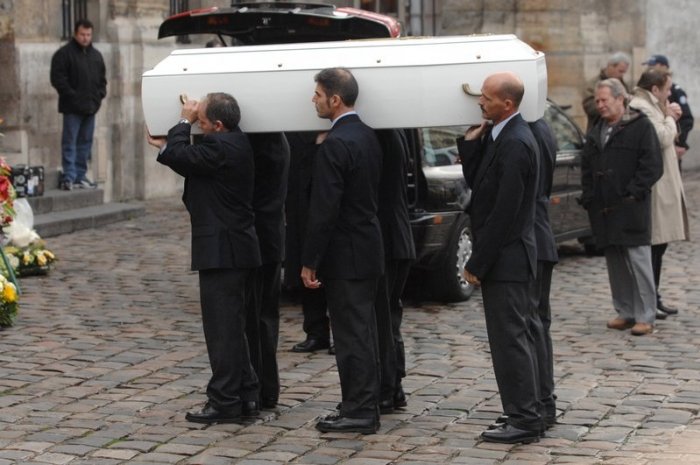 Carlos : les obsèques du chanteur en janvier 2008