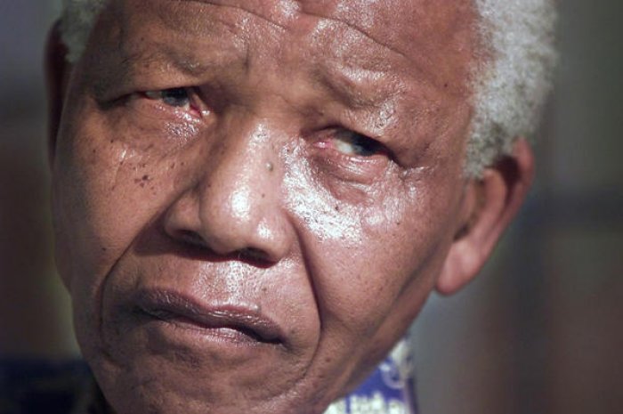 1999 : Nelson Mandela se retire de la présidence du pays
