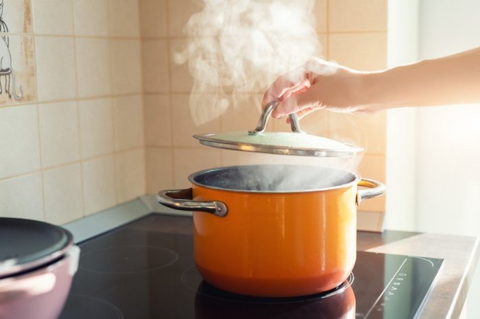 Mettre un couvercle sur sa casserole ou sa poêle lorsque l’on cuisine